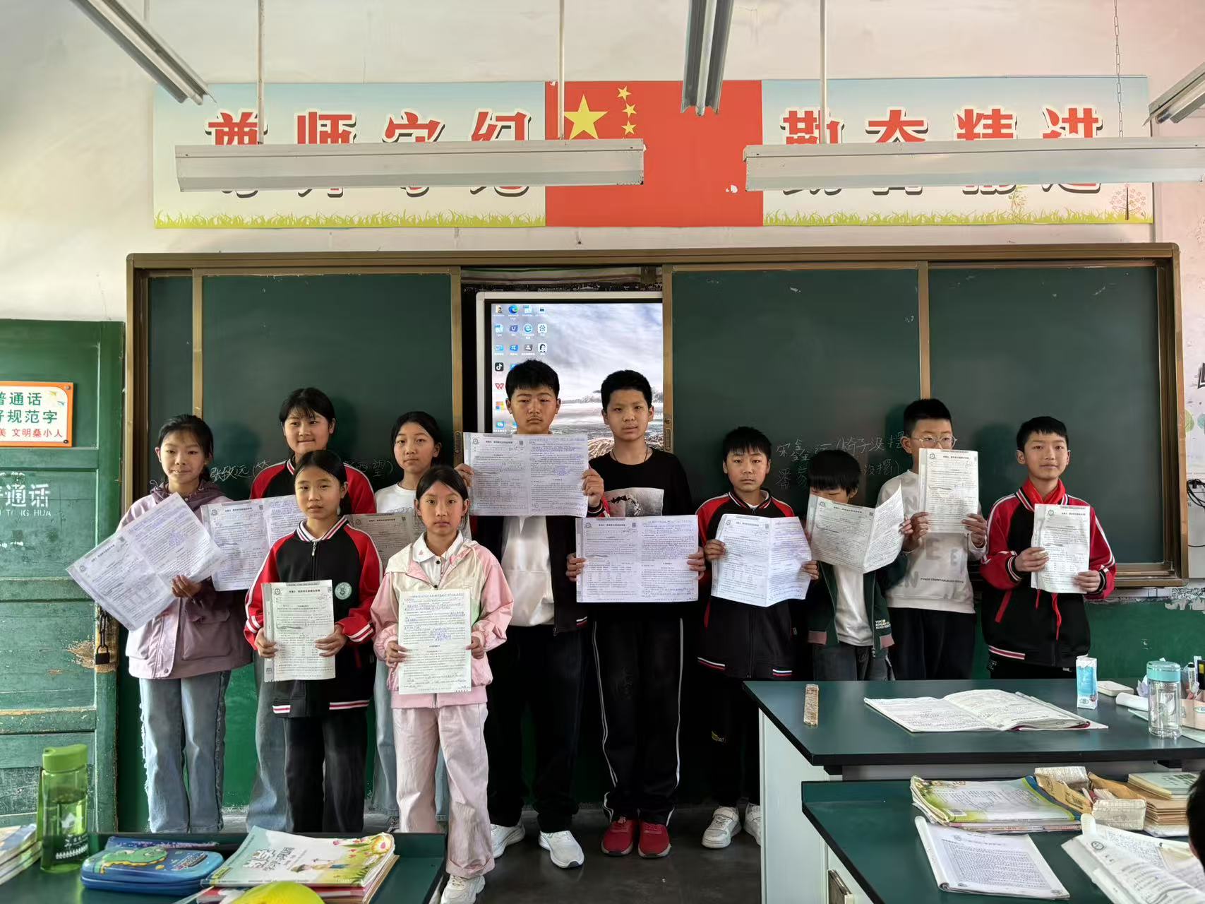 桑庄中心小学五三班近期各科测验成绩优异学生合照