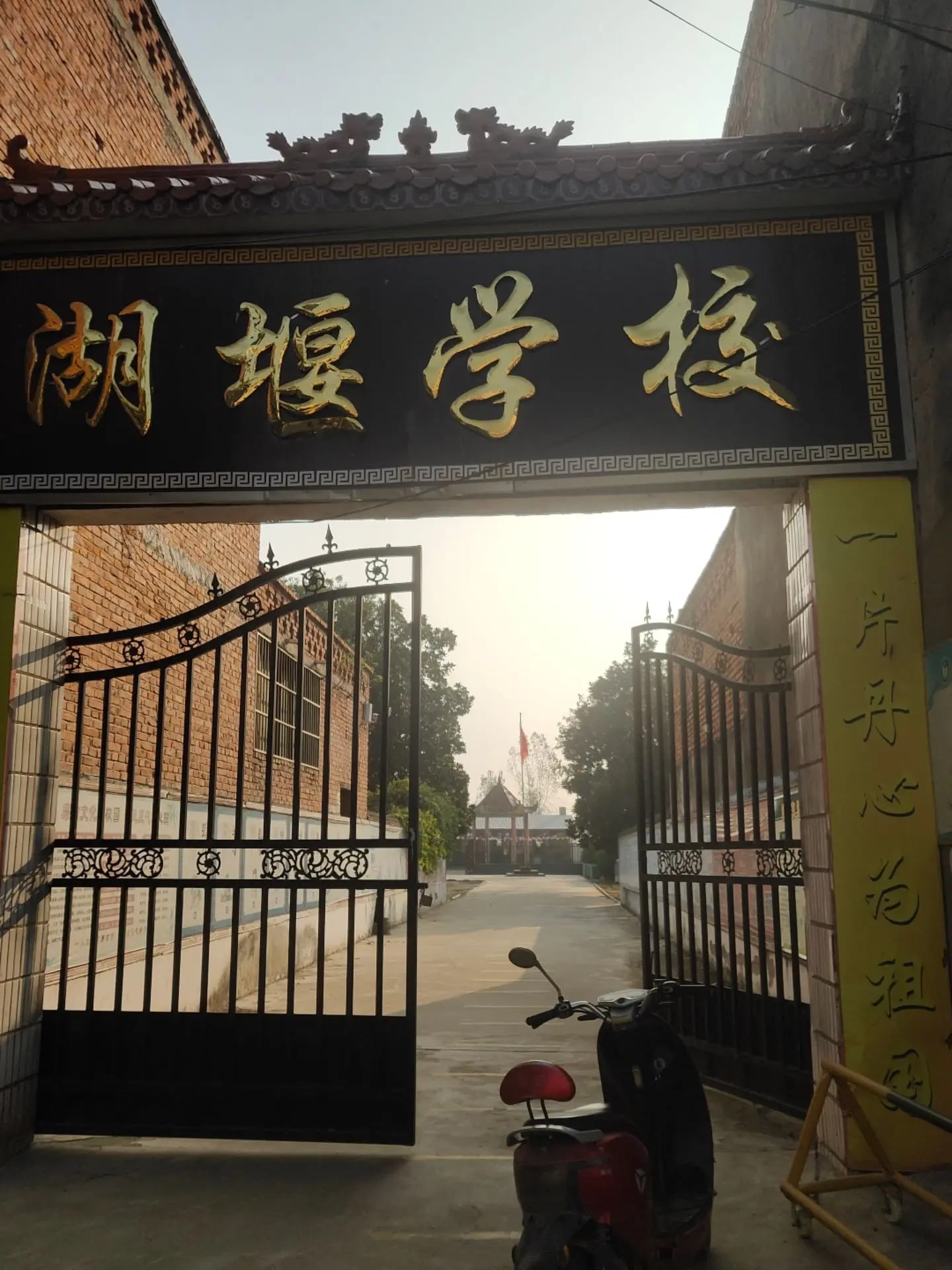 2024年湖堰小学门口随拍【1P】
