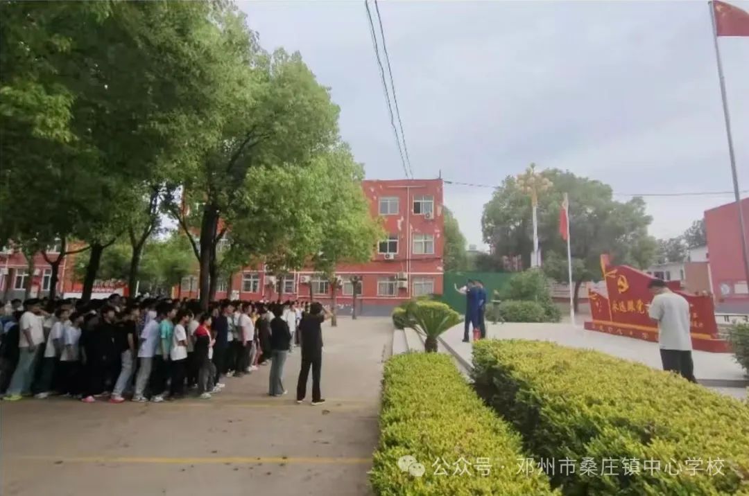 邓州市桑庄镇中心校开展"5.12"防灾减灾日主题教育活动 以实战演练筑牢校园安全防线