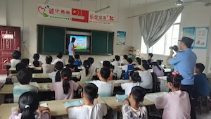 邓州市桑庄镇中心校开展“5.26爱路护路”宣传教育活动，共筑道路安全防线