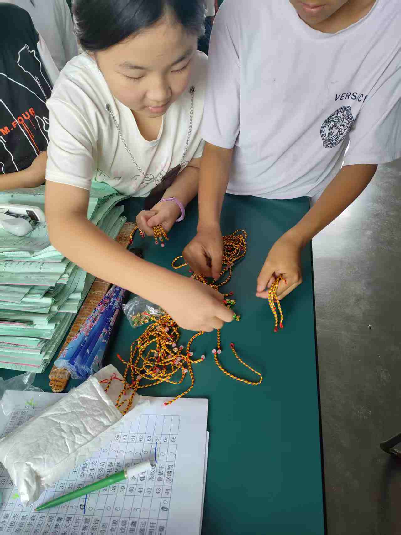 桑庄镇中心小学五三班同学庆端午节戴五色线【12P】