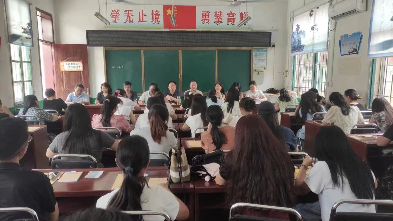 桑庄镇中心小学组织开学前校园卫生大扫除