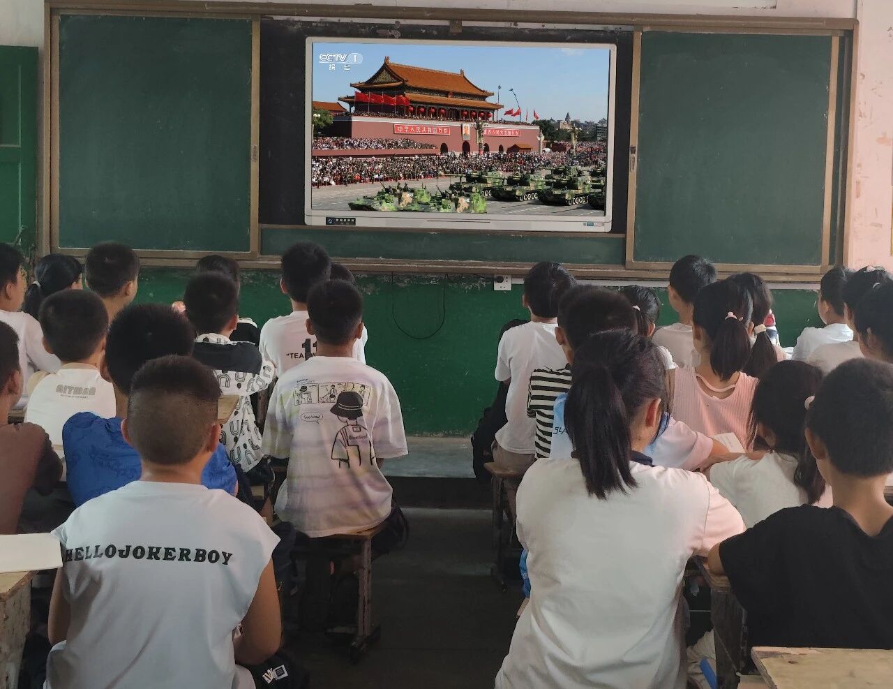 邓州市桑庄镇中心校组织全镇师生观看纪念中国人民抗日战争暨世界反法西斯战争胜利80周年大会阅兵仪式