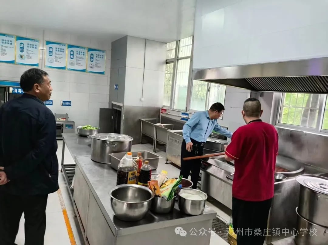 桑庄镇中心校聚焦“舌尖安全”，认真开展食堂厨餐具集中消毒去霉活动