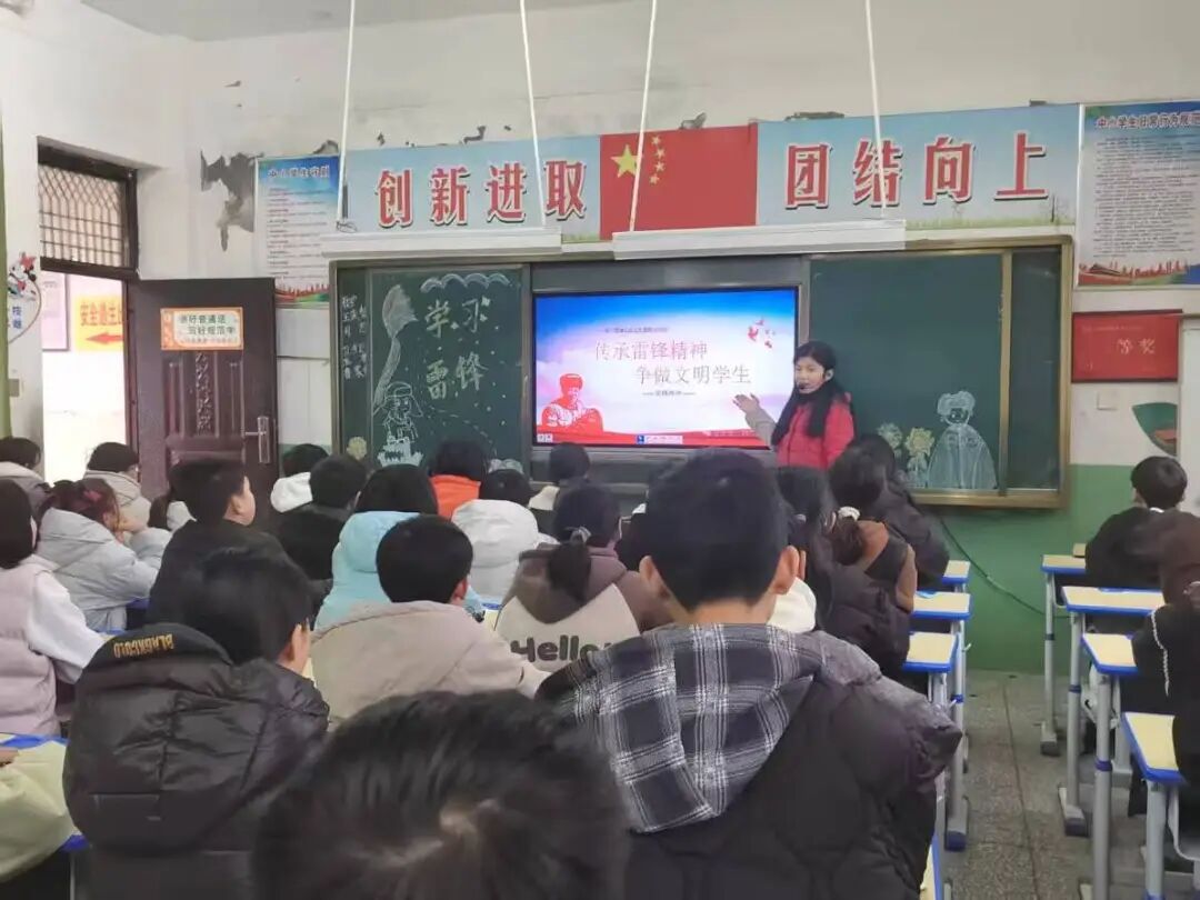 春启新程　薪火传“锋”｜开学第一天遇上学雷锋日，校园温暖启航！